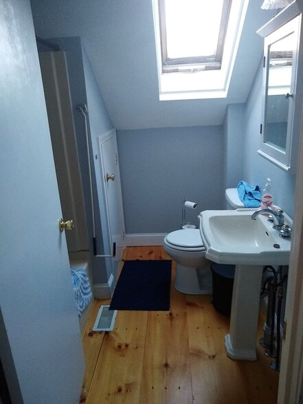 Second floor full bath - 108 Mill Ln