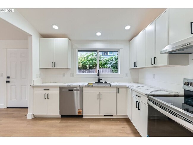 Building Photo - Charming One - Level