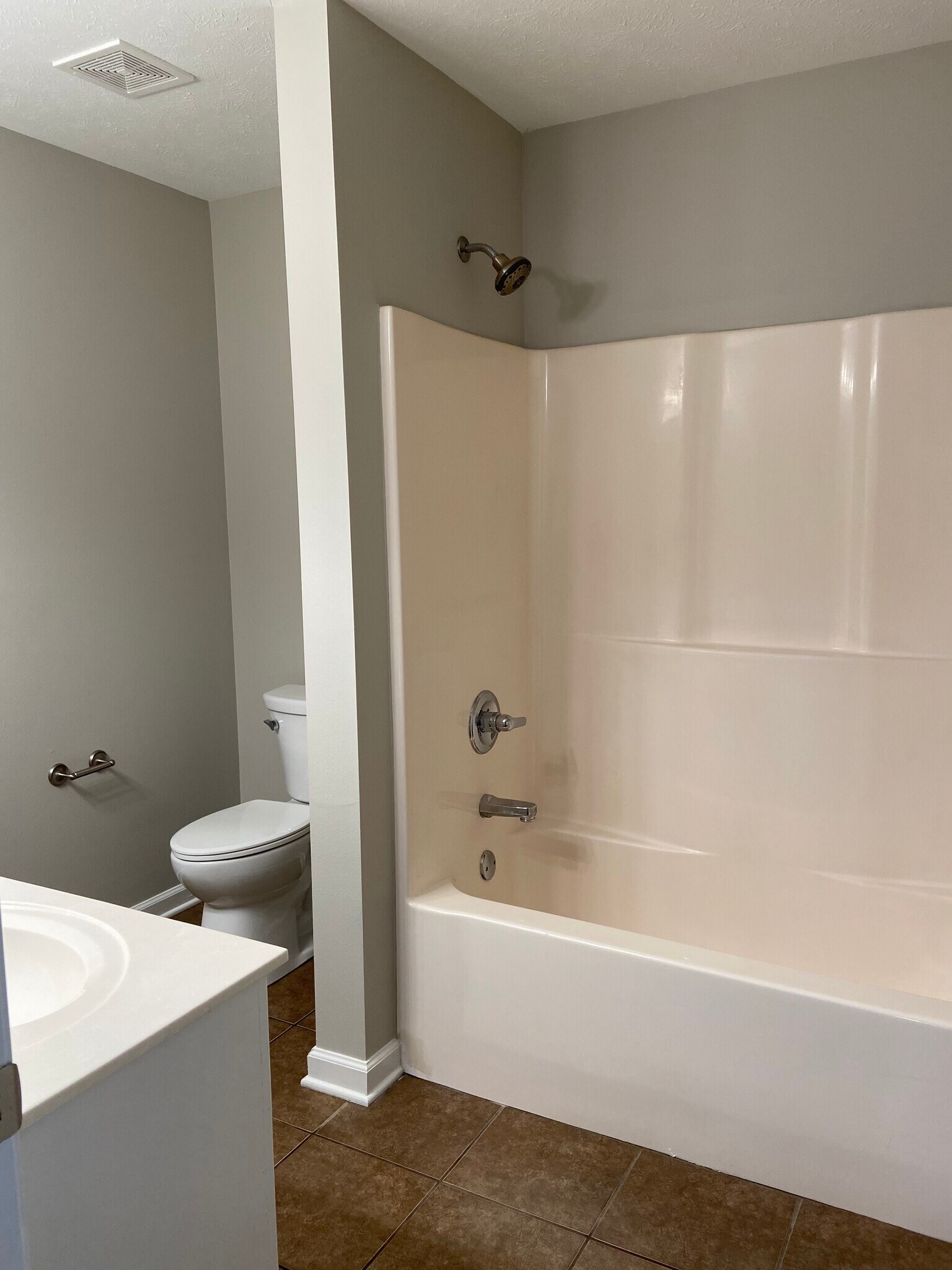 Master bathroom - 122 Peach St