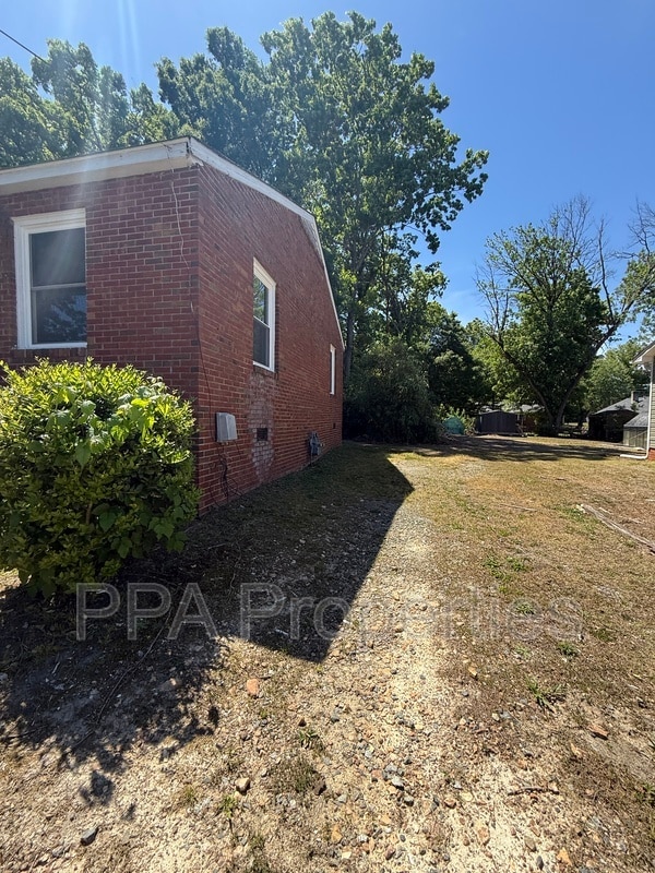 Building Photo - 221 Willow Ave