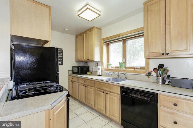 Building Photo - 5320 Pooks Hill Rd
