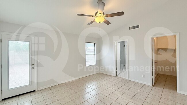 Building Photo - 307 N Red Rock St