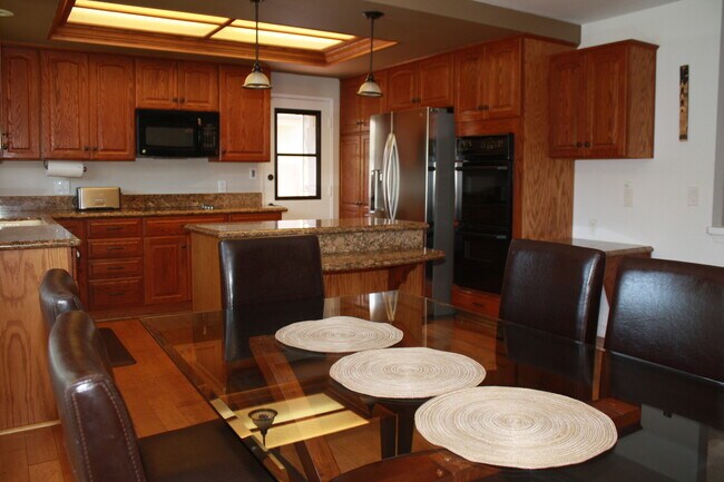 Building Photo - Gorgeous 4 Bedroom, 2 Bath in the Lovely Huntington Beach!