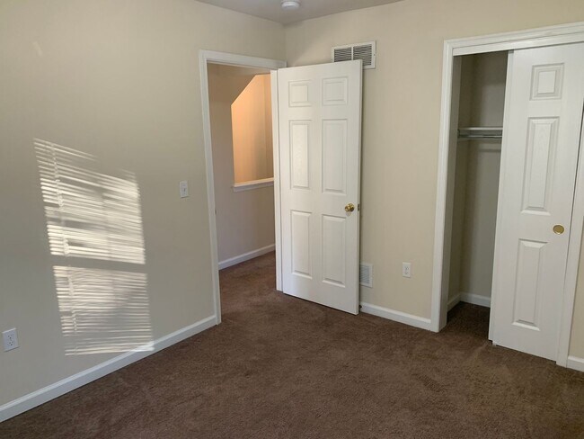 Building Photo - 3 Bedroom 1.5 Bathroom's