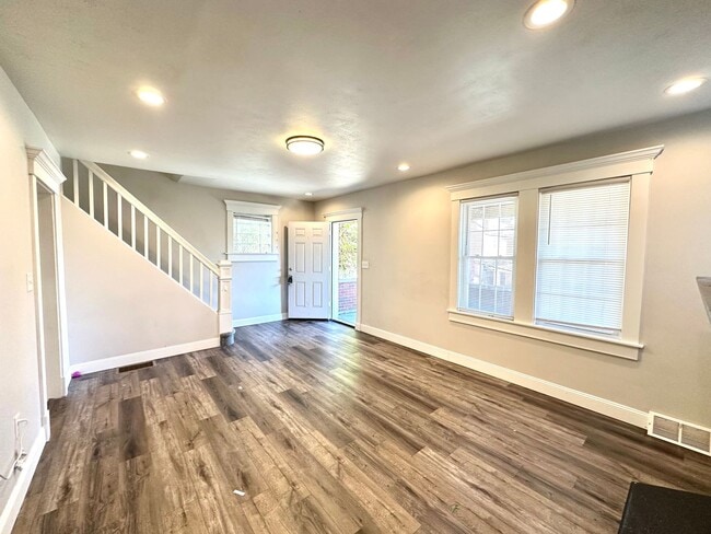 Building Photo - Updated 3 Bedroom, 1 Bath Home on a Quiet ...