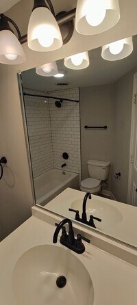 Building Photo - Large, Renovated 4 bedroom in Church Hill