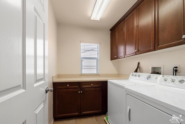 Building Photo - 3 Bed 2.5 Bath Spanish Walk Villa Palm Desert