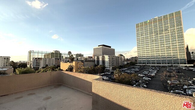 Building Photo - 701 S Kingsley Dr