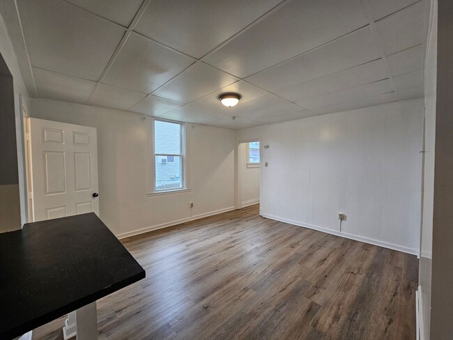 Building Photo - Spacious 3 bedroom 1 bath townhouse for re...
