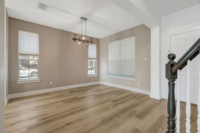Building Photo - "Stunning 4-Bedroom, 2.5 Bath Oasis with P...