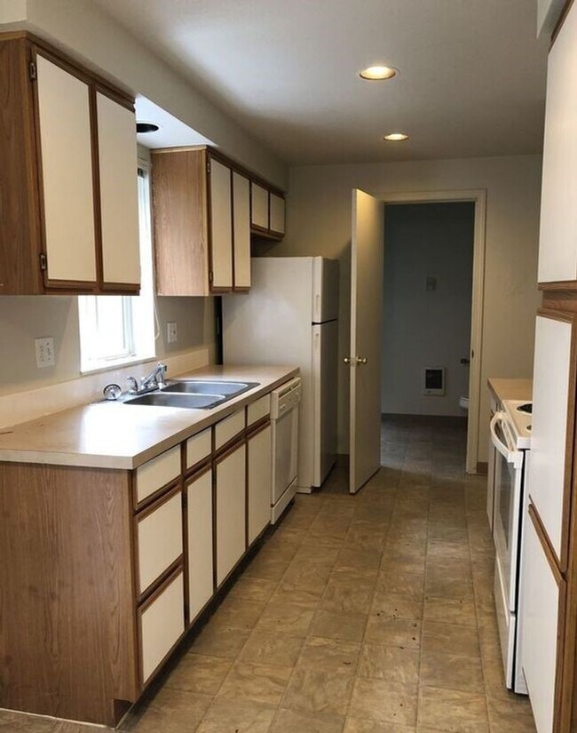 Building Photo - Large 2 bed 1.5bath townhouse with Garage