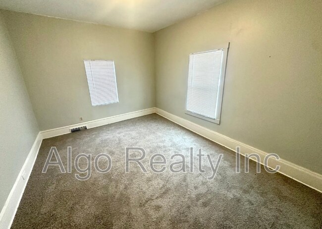 Building Photo - 1402 N 21st Ave