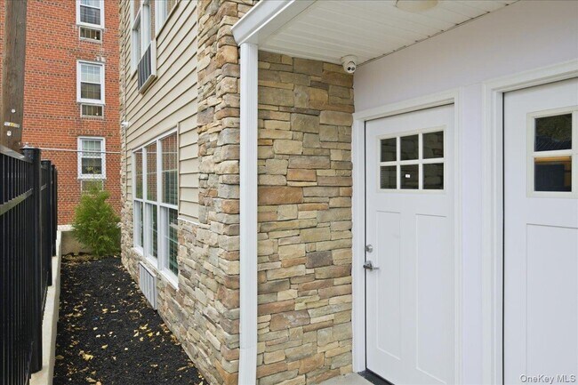 Building Photo - 71 N Main St