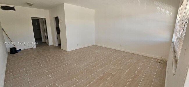 Building Photo - 230 SW 11th Ave