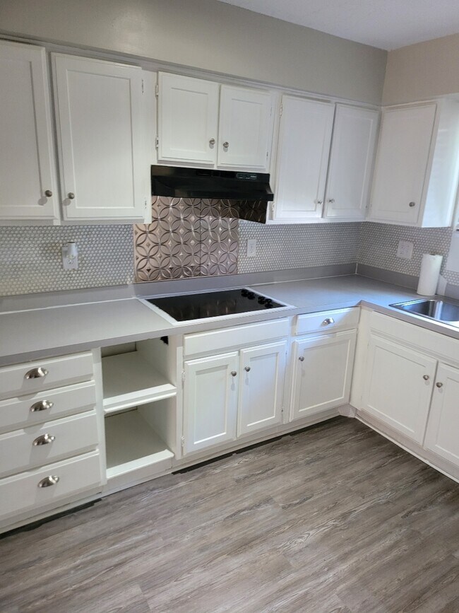 Building Photo - 361 Hickory Hill Dr