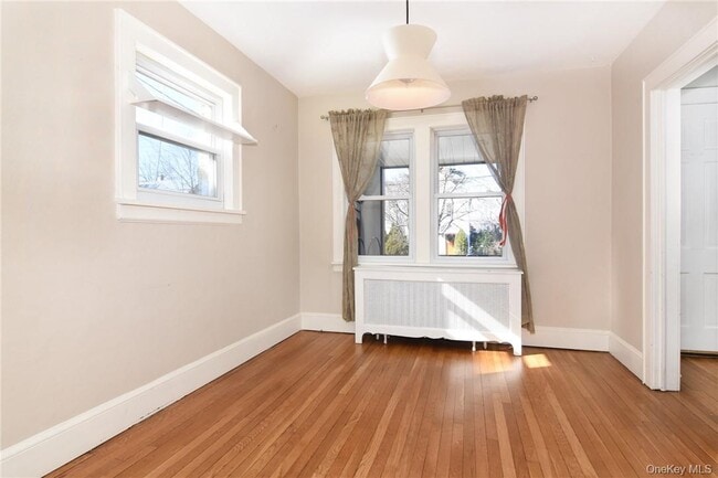 Building Photo - 27 Maple St