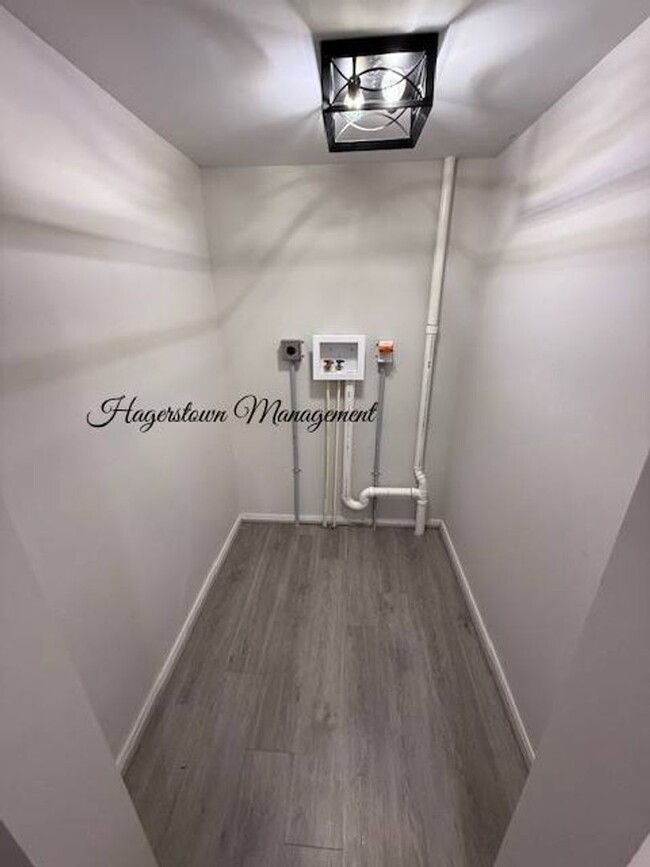 Building Photo - Spectacular 1-2 BR Single Family Home - Ju...