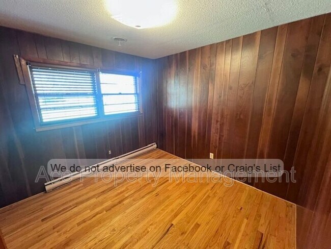 Building Photo - 255 Greenbriar Dr