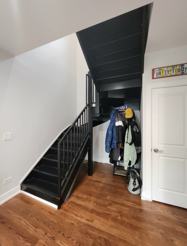 Building Photo - 1444 W Erie St