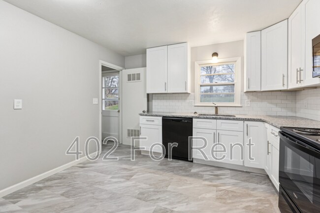 Building Photo - 3823 Saratoga St