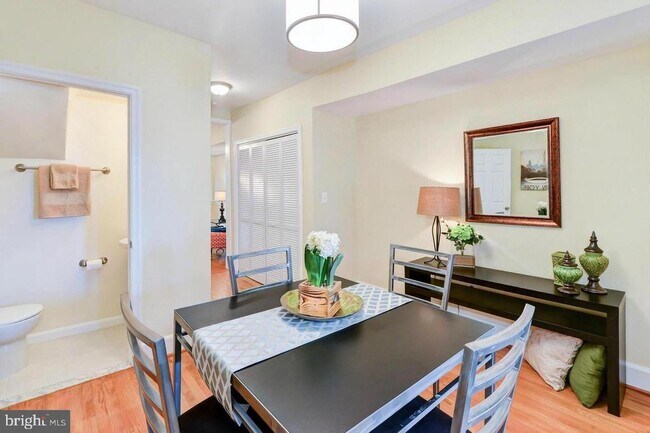 Building Photo - 1648 L St NE