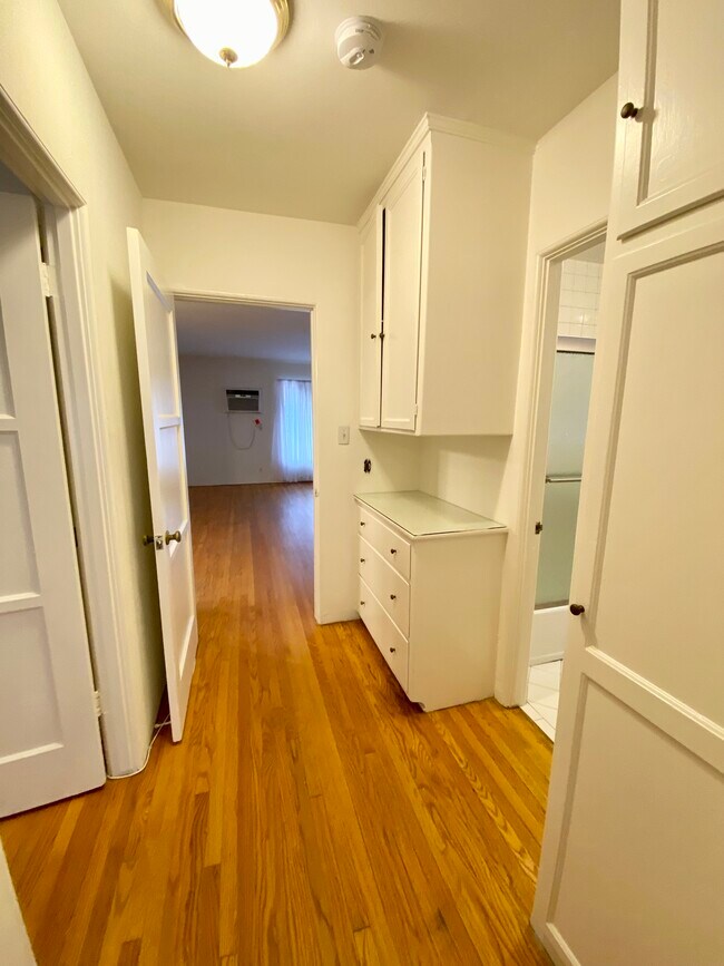 Hallway a d Storage - 1935 1/2 Palmerston Pl