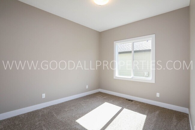 Building Photo - Beautiful ranch home with over 2000 finish...