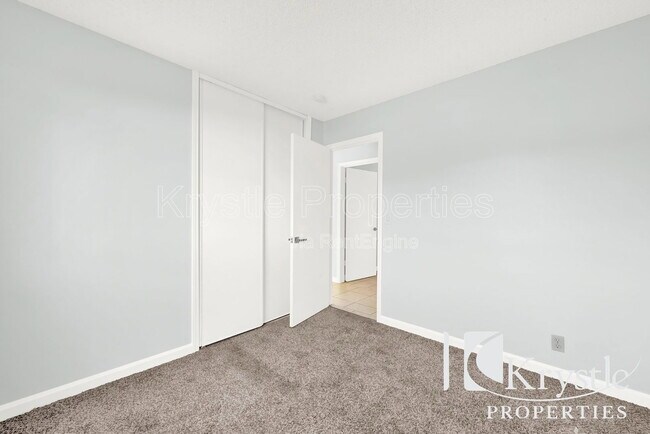 Building Photo - 121 Radcliffe Dr