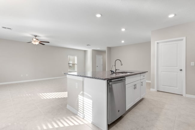 Building Photo - "Spacious 5-Bedroom Retreat in Apollo Beach - Modern Living with 2.5 Baths on White Chicory Dr!"