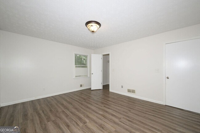 Building Photo - 2100 Whitebluff Way