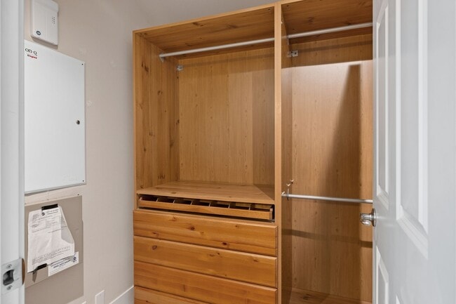 Building Photo - Stylish 3 bedroom townhome in Madison Valley!