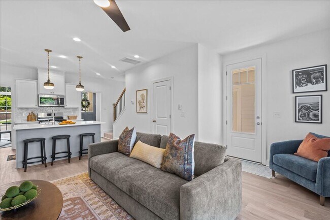 Building Photo - 4 bedroom 3.5 bath with the Bonus room and...
