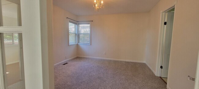 Building Photo - 2 bedroom 1 bath home with garage