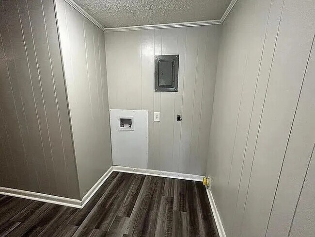 Building Photo - 3 Bedroom 1.5 Bathroom