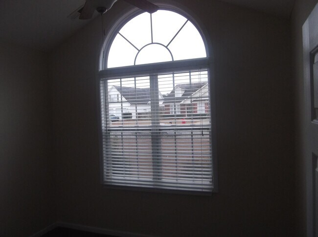 Building Photo - Spacious 3 bedroom with bonus!