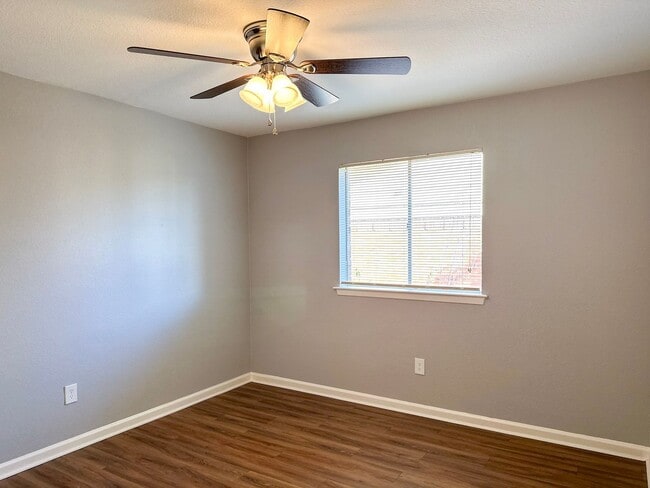 Building Photo - 3 Bedroom / 2 Bath