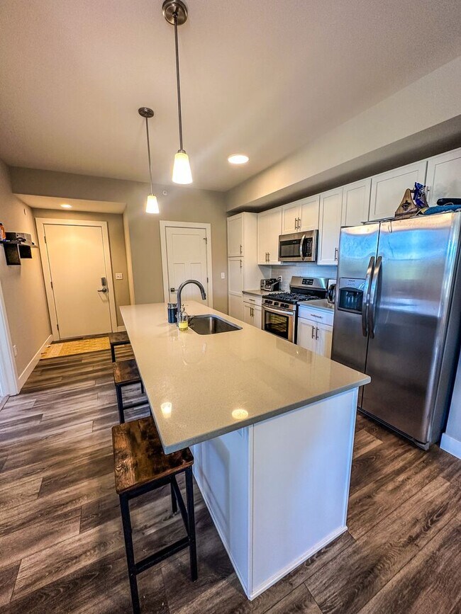 Building Photo - Beautiful "Like New" Large 2Bd 2Ba condo W/ amazing views of the flatirons!