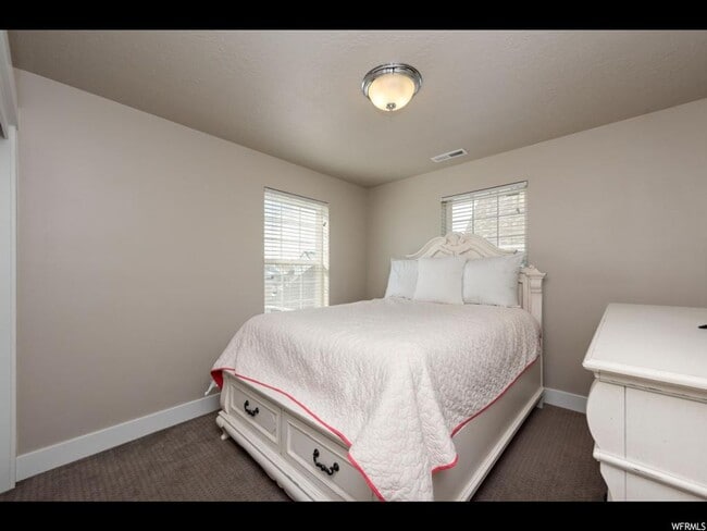 Building Photo - Great Daybreak Home Available!