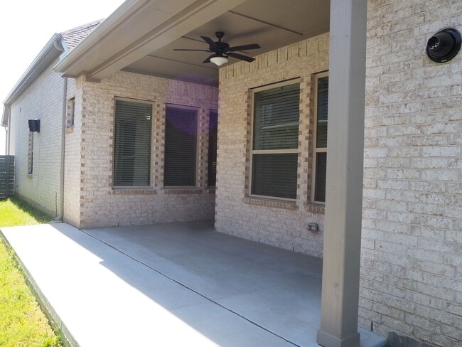 Building Photo - 701 Matchbox St-