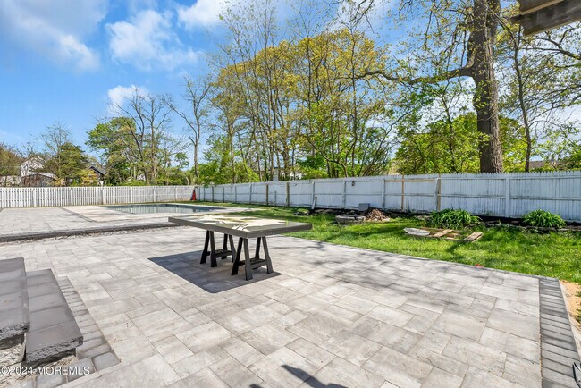 Building Photo - 374.5 W Park Ave