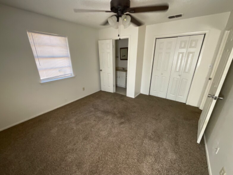 Building Photo - 4715 Catalina Dr