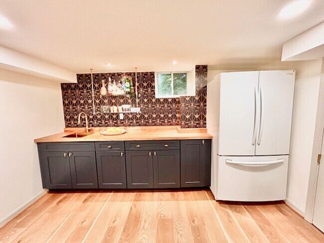 Building Photo - Beautifully renovated 4BR/3BA rambler with wraparound porch and garage