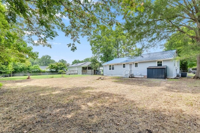 Building Photo - 3 bedroom Northwoods Home