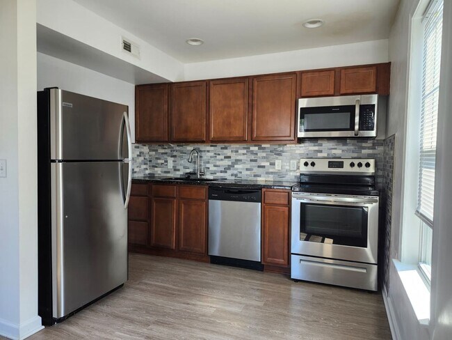 Building Photo - 1211 Villa Ln