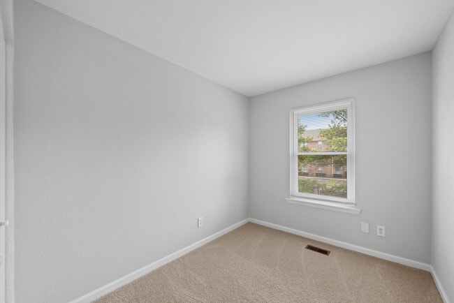 Building Photo - 253 Greenbrier Ave