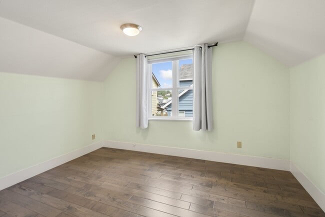 Building Photo - Charming 1906 Craftsman in Fremont — 3 Beds, Walk to Shops & Parks