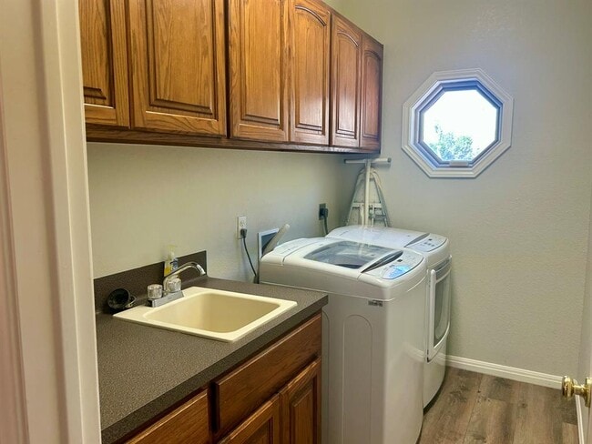 Building Photo - 121 Post Oak Ln