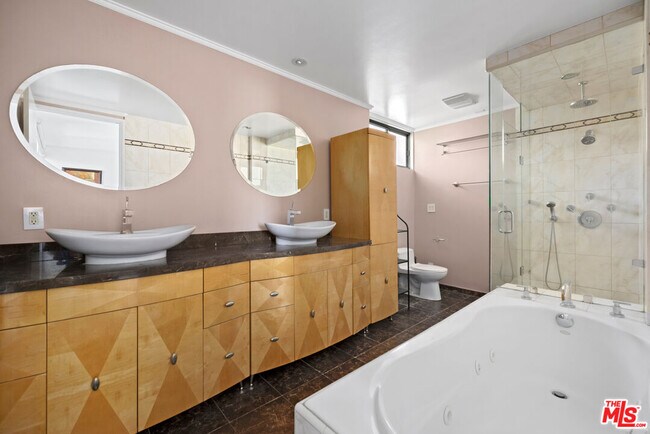 Building Photo - 1100 Alta Loma Rd