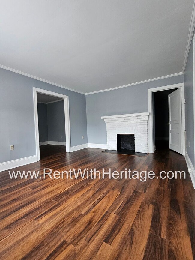 Building Photo - GORGEOUS HISTORICAL APARTMENT HOME / TOTALLY UPGRADED INTERIOR / CLOSE TO EVERYTHING!