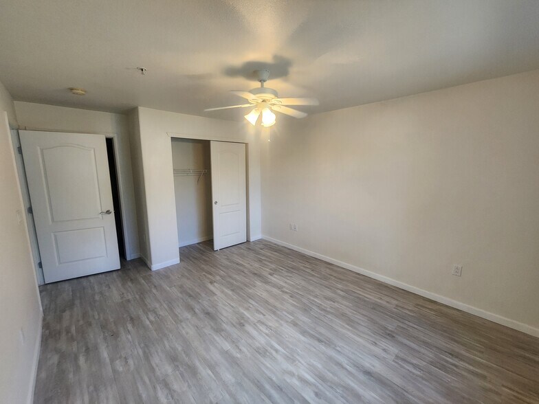 Large Master bed, with walk in bathroom - 520 River View Dr